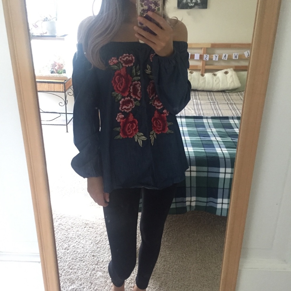 ⭐️4 for$30⭐️off the shoulder shirt embroidered